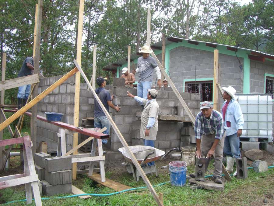 Jóvenes tomando el curso de albañileria