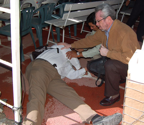 Denis Casco ora por asesinado dentro de un templo
