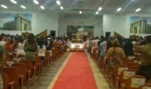 PASTOR EN CARRO AL PULPITO