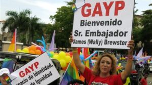 La bienvenida al embajador y su esposo