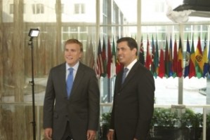 Embajador Gay y su pareja.