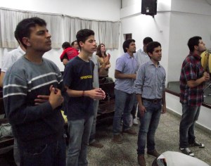 Culto en Santa Fe. Los estudiantes de casa biblica