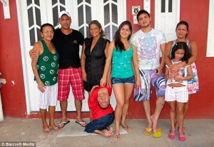 Los médicos le dijeron a su madre, María José Vieira Martins (a la izquierda), que no lo alimentara, ya que creían que no tenía ninguna posibilidad de supervivencia (en la foto con ella y los miembros de su familia