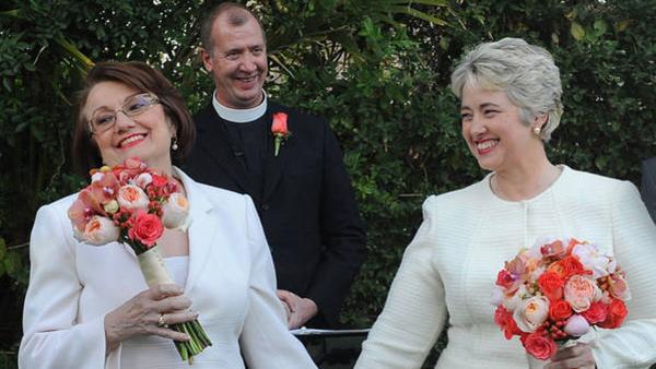 (La alcaldesa Annise Parker (a la derecha) en su muy publicitada “boda” LGTB, con el pastor de una denominación “progresista” detrás… la alcaldesa no es ajena a la religión… siempre que sea dócil, obediente y controlada por ella, a su servicio).