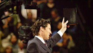 Joel Osteen levantando su Biblia 