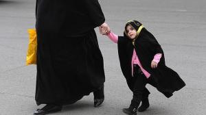 niña islamica con madre