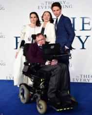 Felicity Jones y Eddie Redmayne, junto a Jane y Stephen Hawking en el estreno de 'La teoría del todo'