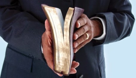 pastor-estudia-biblia