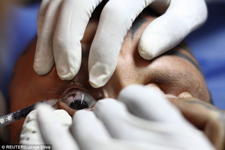 Luis Alfonso se tatua sus ojos en el Festival Internacional de Tatuaje de Caracas