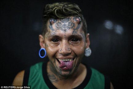 Scary: Un hombre con los dos ojos tatuados de negro y la lengua, cortada por la mitad.