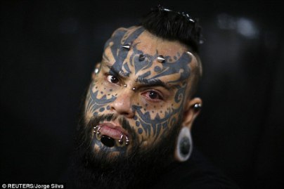 Moody: Modificación corporal y artista de tatuaje. Emilio González, que ha complementado sus tatuajes en la cara con perforaciones en forma de cuerno en la frente y túneles en las orejas y el labio inferior