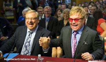 Pastor Rick Warren hace polémica broma a Elton John