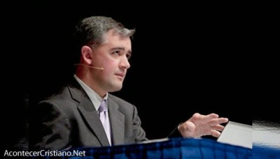 Pastor llama falsos profetas a predicadores de la teología de la prosperidad 