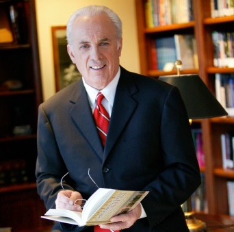 John_MacArthur_Press_Photo_1