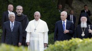 De izquierda a derecha:    Presidente de Palestina Mahmoud Abbas, Papa Frqancisco, El Presidente de  Israel Simon Peres y  el Patriarca Oortodoxo Bartolomé I  (UPI/Stefano Spaziani) | License Photo