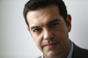 Alexis Tsipras nació el 28 de julio de 1974 en, Atenas, Grecia. Es el primer ministro griego tras ganar las elecciones del 25 de enero de 2015, es el líder de la Coalición de la Izquierda Radical.