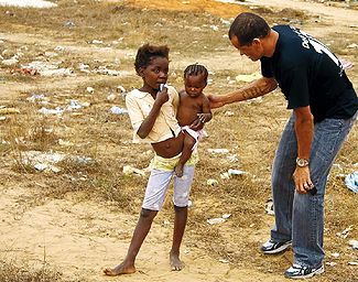 ( Además de jugar, ha levantado en Angola una iglesia evangélica.)