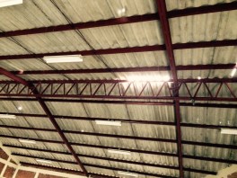 Daños en el techo del auditorio.